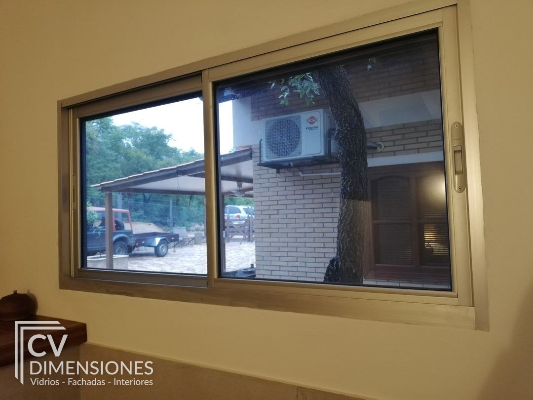 Ventana de aluminio con vista al jardín