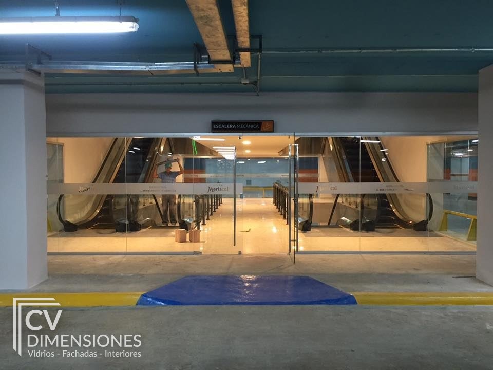 Baranda de vidrio en escaleras