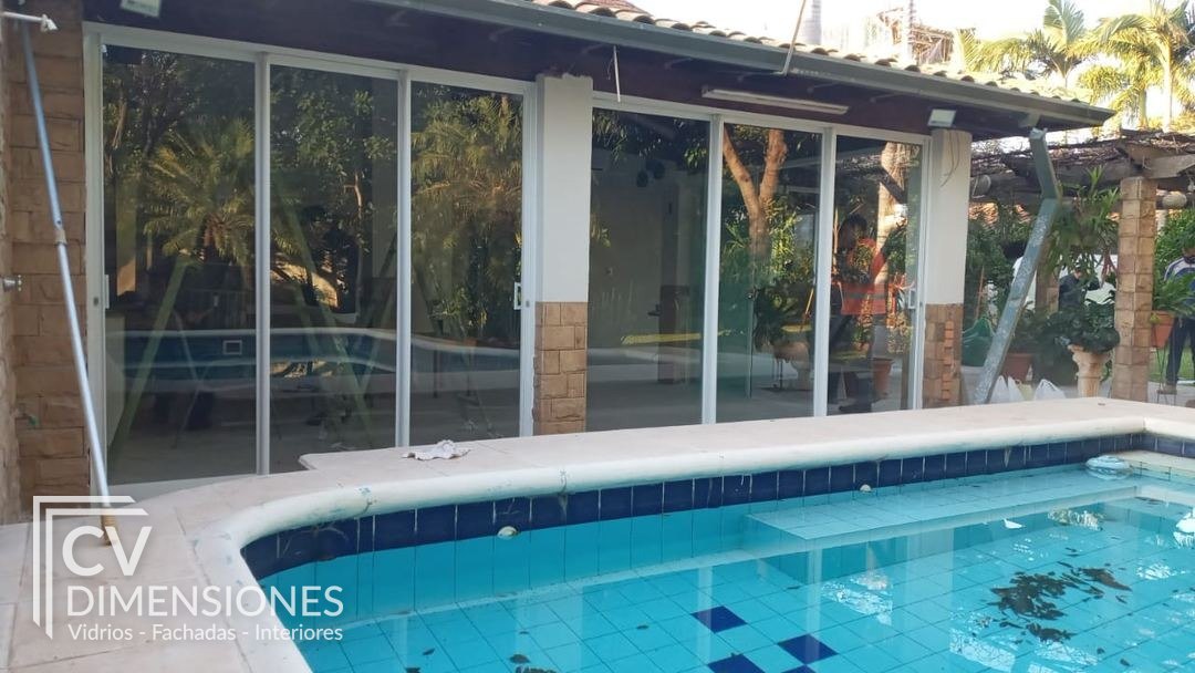 Cerramiento de vidrio con piscina