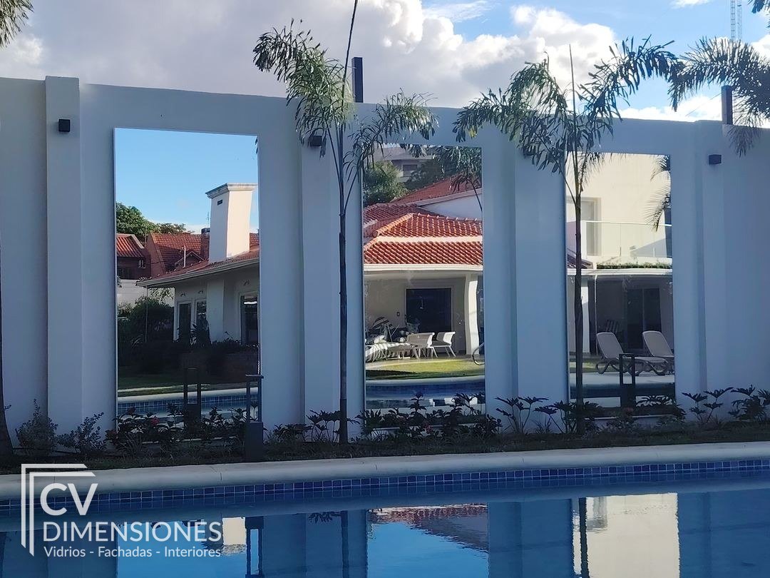 Espejos decorativos en piscina