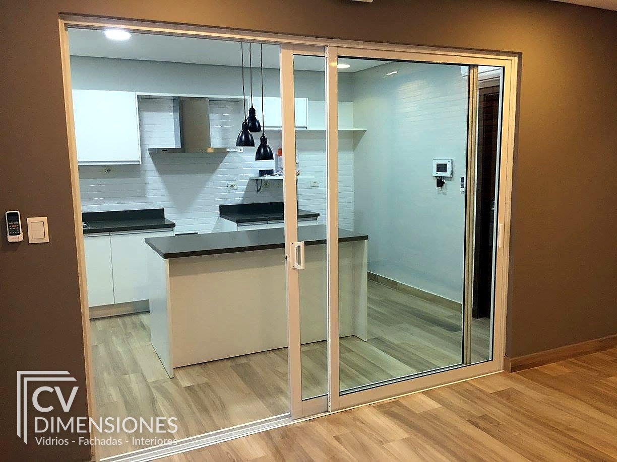 Mampara de oficina en vidrio y madera