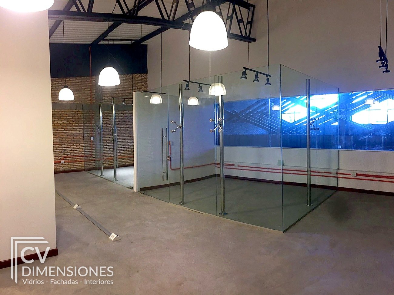 Divisiones de vidrio en local comercial