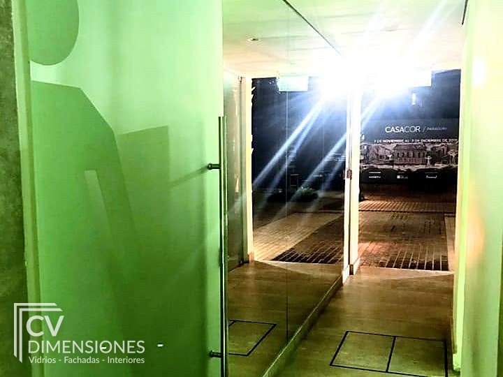 Puerta de vidrio en sanitarios