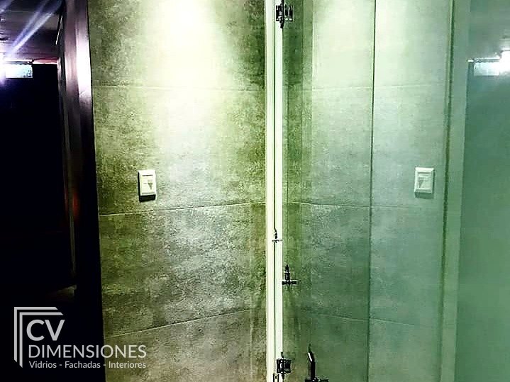 División de vidrio templado en baño