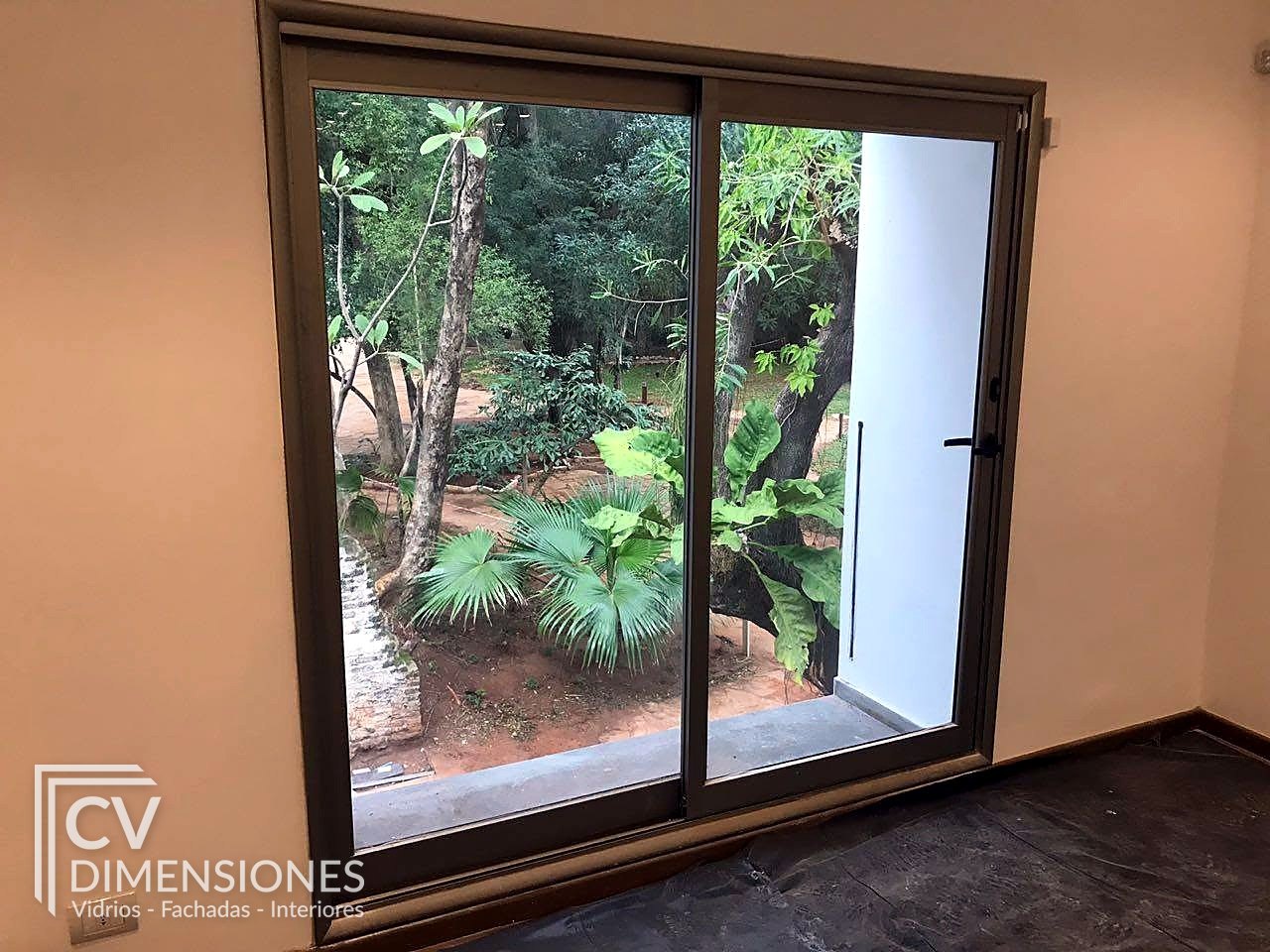 Puerta corrediza con salida al jardín