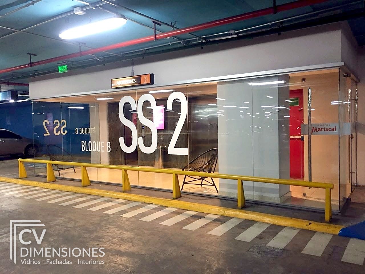 Frente vidriado en estacionamiento
