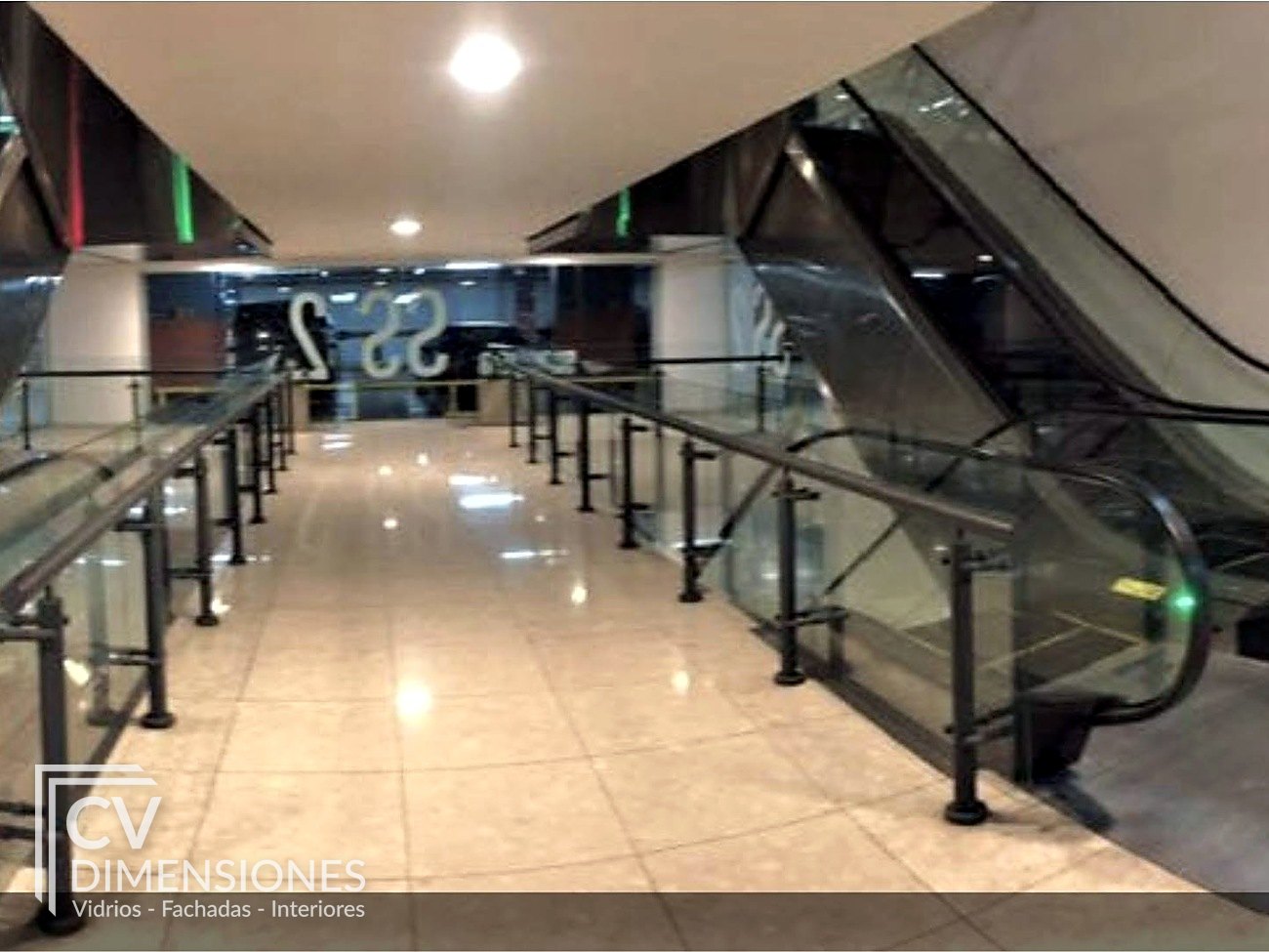 Barandas de vidrio en escaleras mecánicas