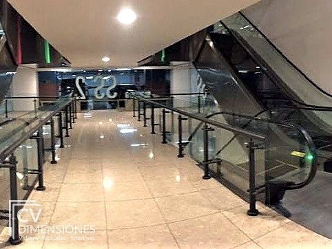 Baranda de vidrio en circulación