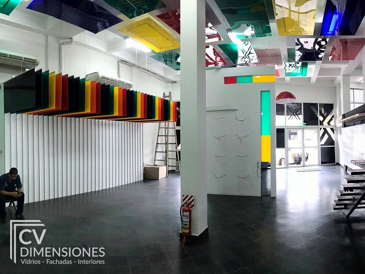 Local comercial con paneles de color