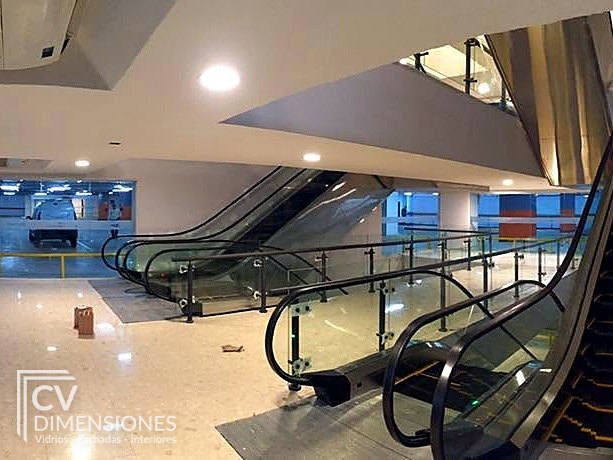 Baranda de vidrio en escalera mecánica