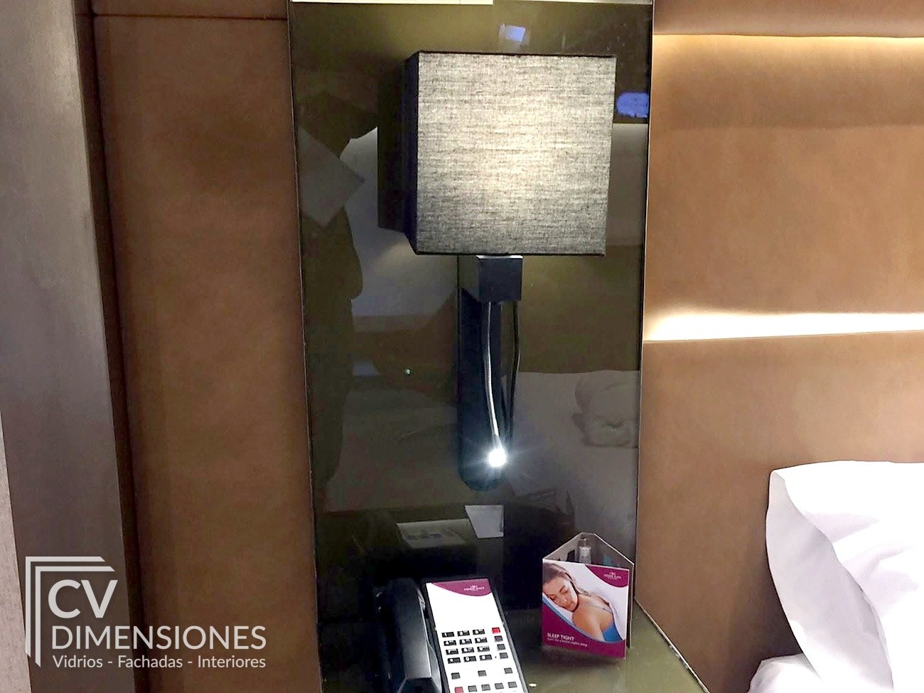 Suite con paneles y espejos
