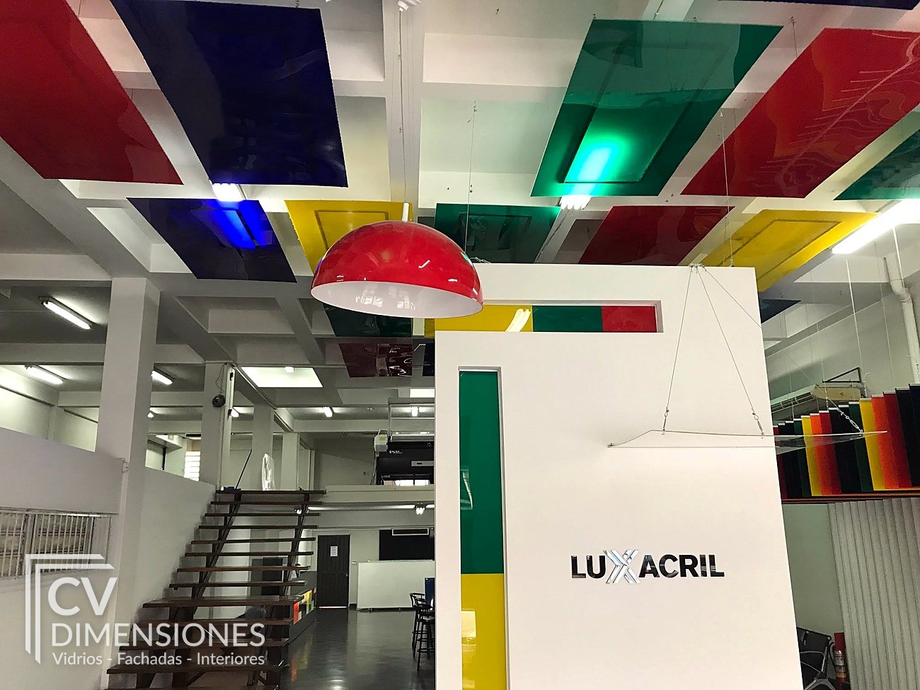 Showroom con paneles de acrílico