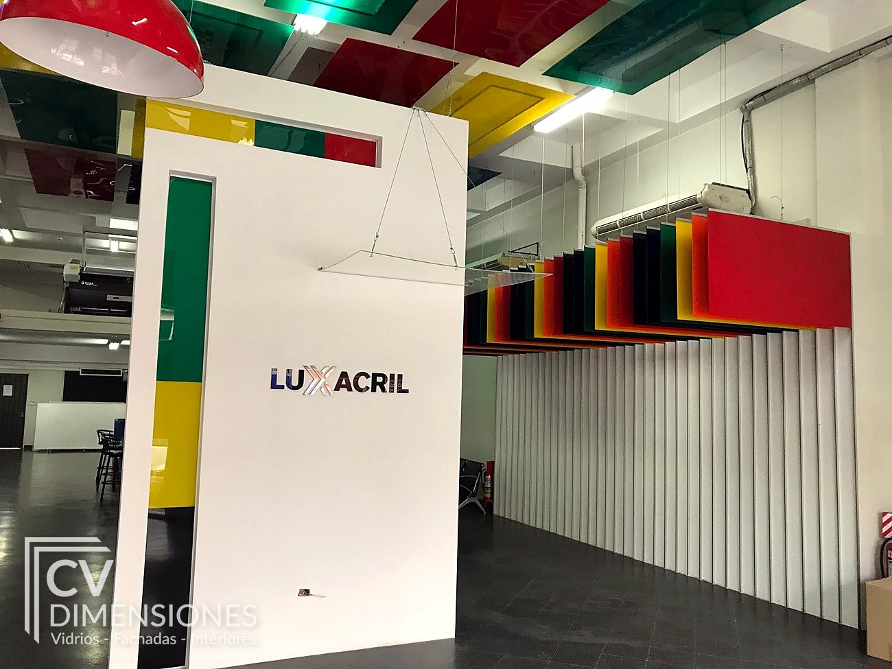 Interior comercial con paneles de color