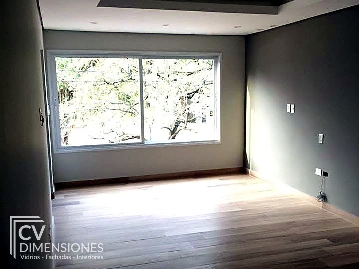 Ventana de aluminio en dormitorio