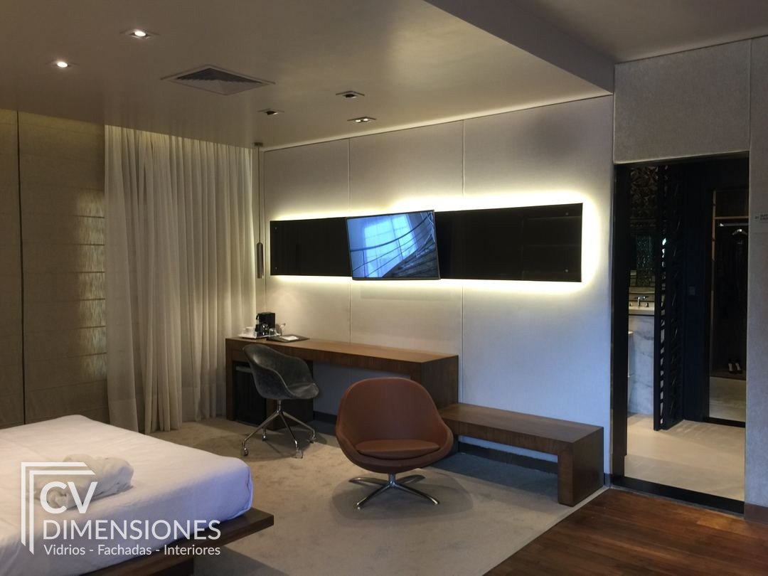Interior con revestimiento de vidrio y luz LED