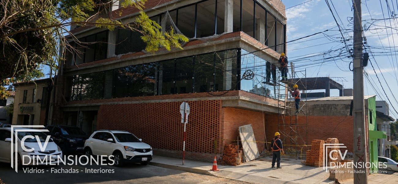Edificio corporativo — Instalación del vidrio